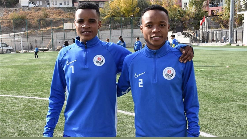 Hakkari'de 2 Afrikal kadn futbolcu top koturuyor