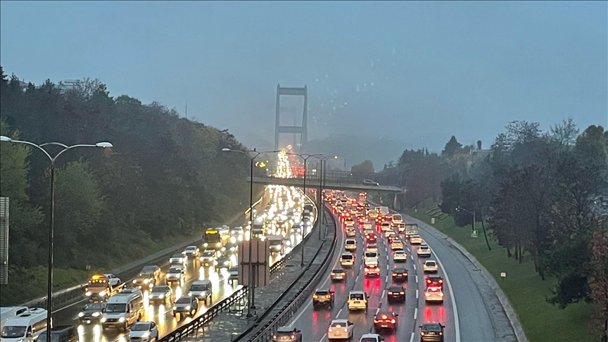 stanbul da yan da etkisiyle trafik younluu yaanyor