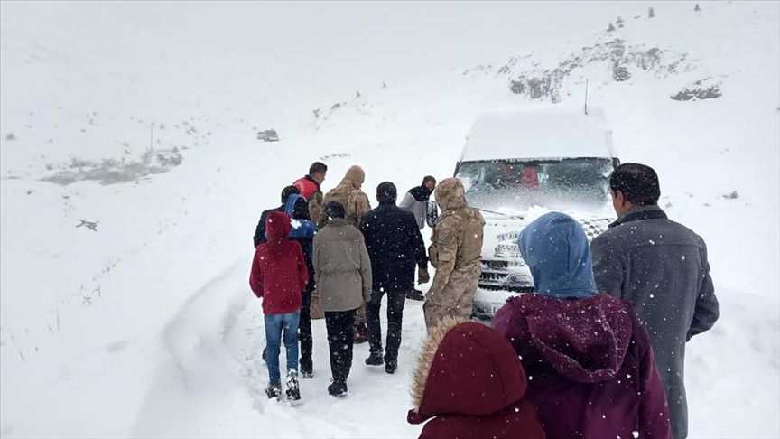 Bitlis'te kar nedeniyle yolda mahsur kalan renciler kurtarld