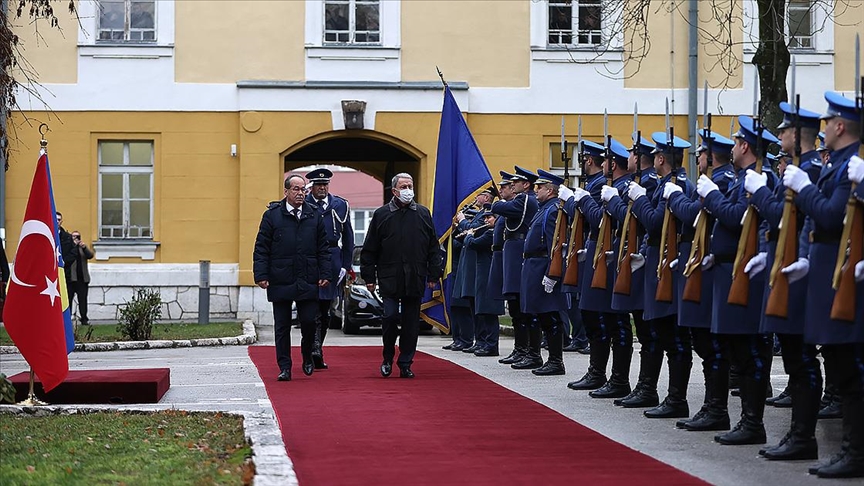 Bakan Akar Bosna Hersek Savunma Bakanlnda askeri trenle karland