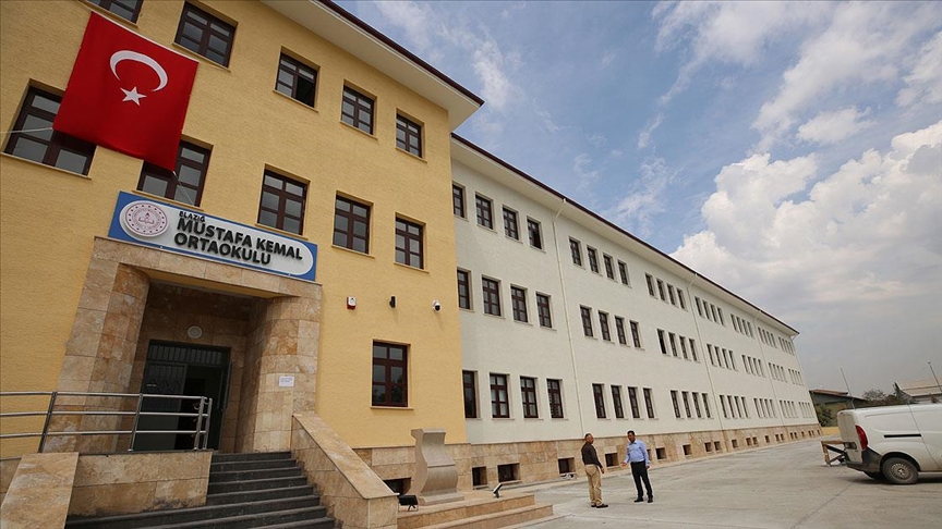 Depremin etkiledii Elaz'da yeni okul binalar ykseliyor