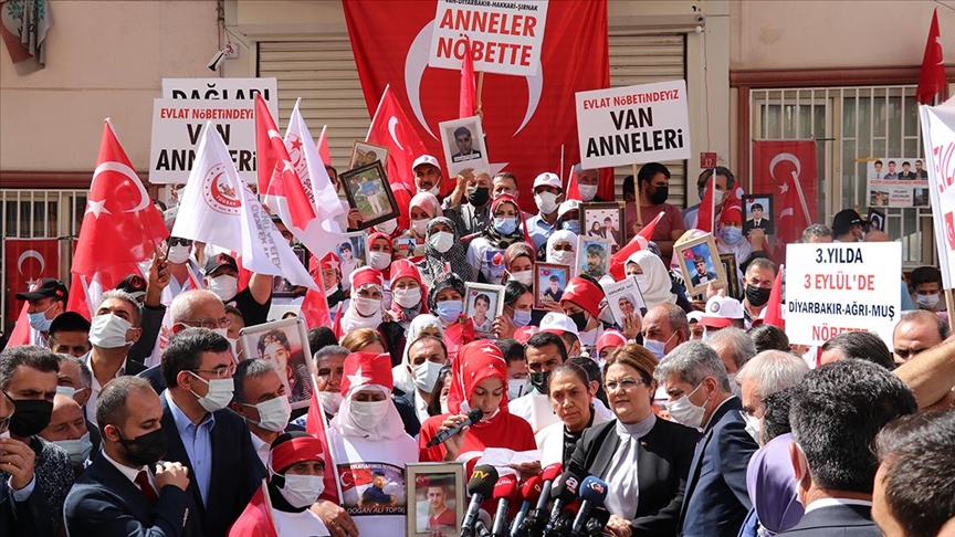 Diyarbakr anneleri eylemlerinin 3. ylnda yaptklar yryle terre tepki gsterdi