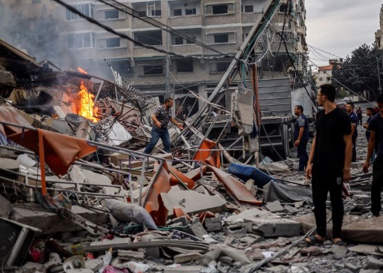 srail, bir baka hava saldrs gecesi sonrasnda Gazze snrnn gvende olduunu syledi