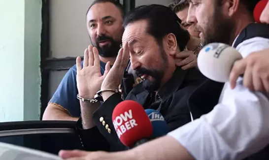 Adnan Oktar operasyonunun bandaki isim, eski bir bakann rgte operasyon haberini verdiini aklad