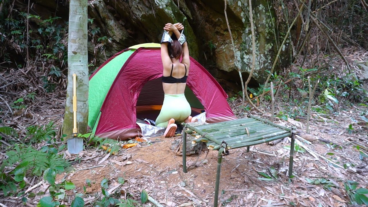 Solo bushcraft overnight - camp in the wilderness and making a dining table out of bamboo